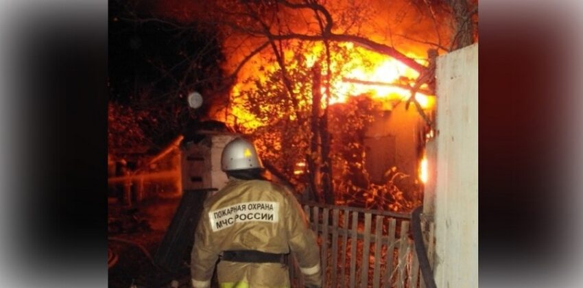 В Воронеже во время пожара в четырехквартирном доме пострадала пенсионерка