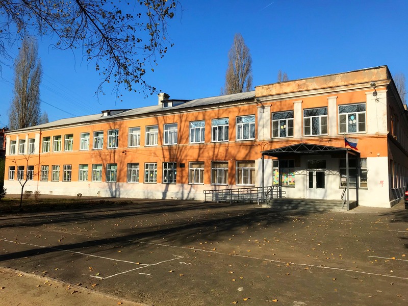 Девочка выпала из окна школы в Воронеже 