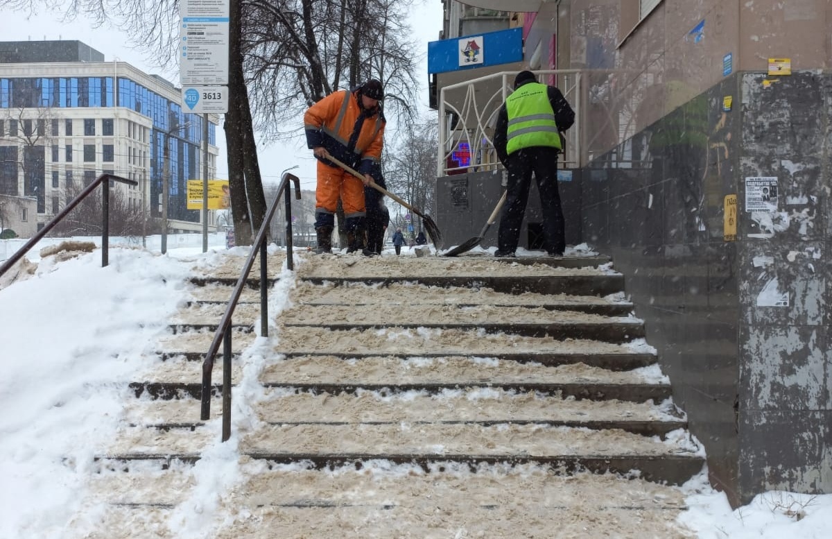 Спуск с лестницы. Чистить снег. Снег в Воронеже. Спуски и подъемы Воронежа фото улицы города.