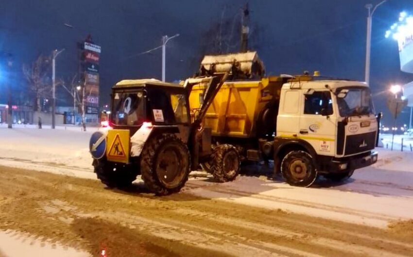 В Воронеже ночью 192 единицы коммунальной техники обрабатывали улично-дорожную сеть