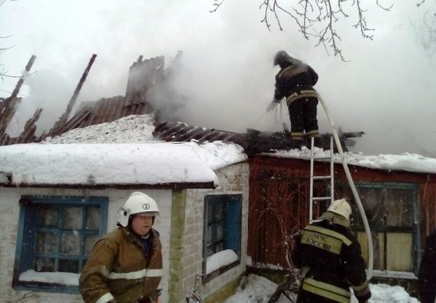 На территории лодочного кооператива в Воронеже горел жилой дом