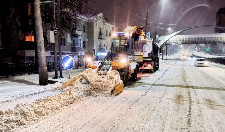 183 спецмашины устраняли ночью последствия снегопада в Воронеже