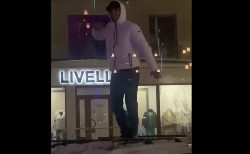 В Воронеже парень станцевал на крыше легковушки