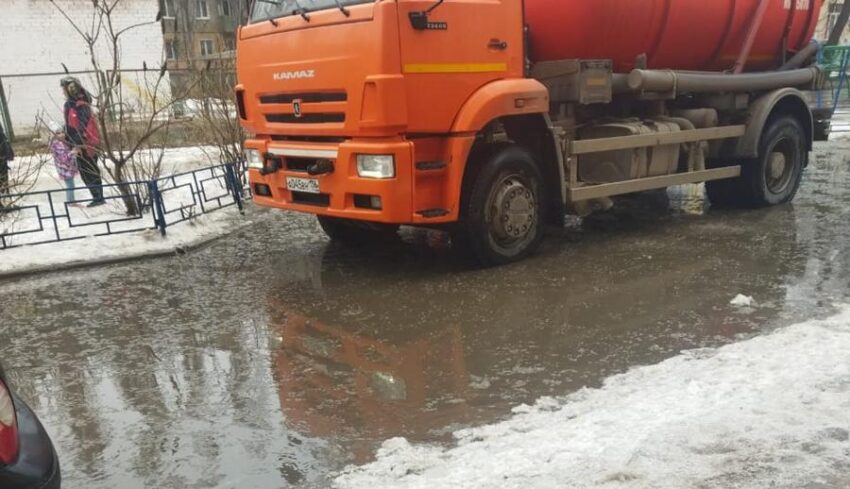 6 бочек воды откачали из лужи на ул. Ростовской в Воронеже