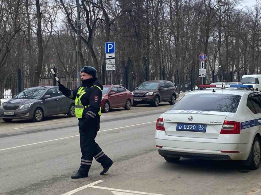 Полицейские в центре Воронежа спасли водителя с приступом эпилепсии