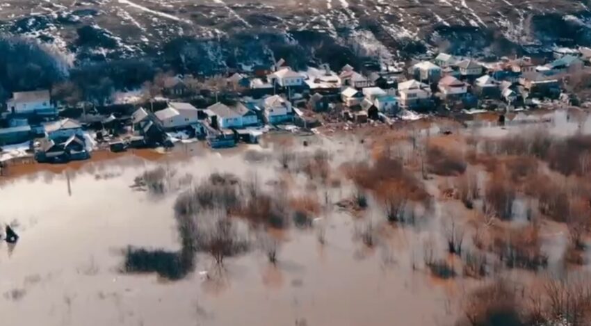 Из-за начавшегося паводка затопило мост в Воронежской области