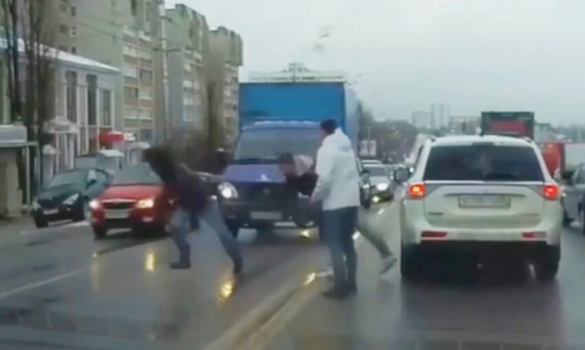 Драку посреди оживлённой дороги в Воронеже попала на видео