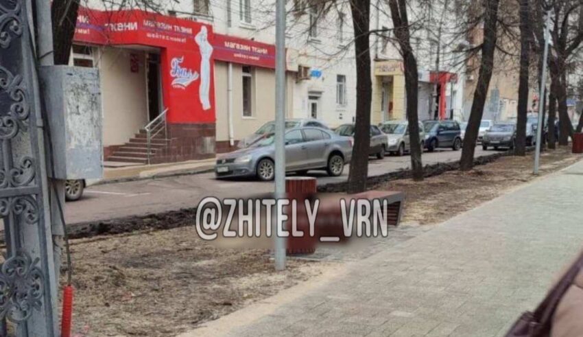 Автомобиль провалился в открытый люк в центре Воронежа