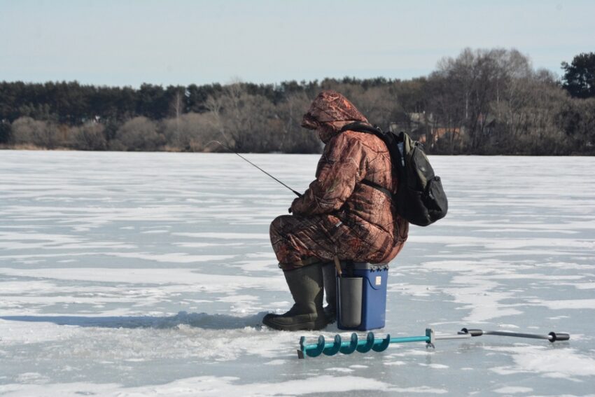 Под лёд на Воронежском водохранилище провалился рыбак
