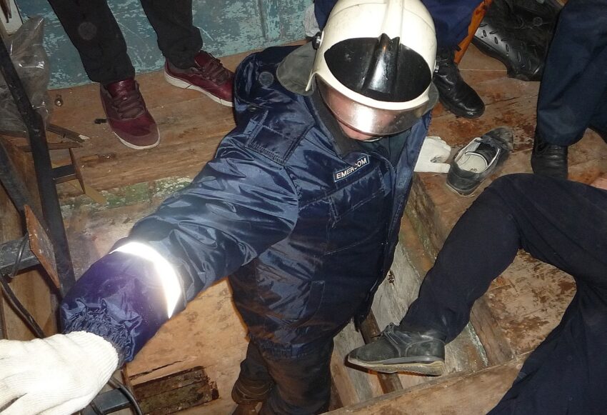 Провалившуюся в приямок у дома женщину вытащили ночью спасатели в Воронеже