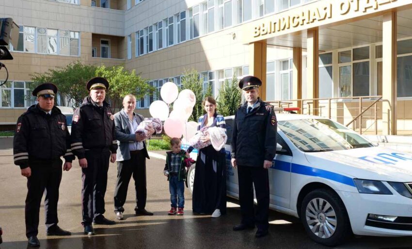 В Воронеже инспектора ГИБДД помогли роженице вовремя добраться до роддома
