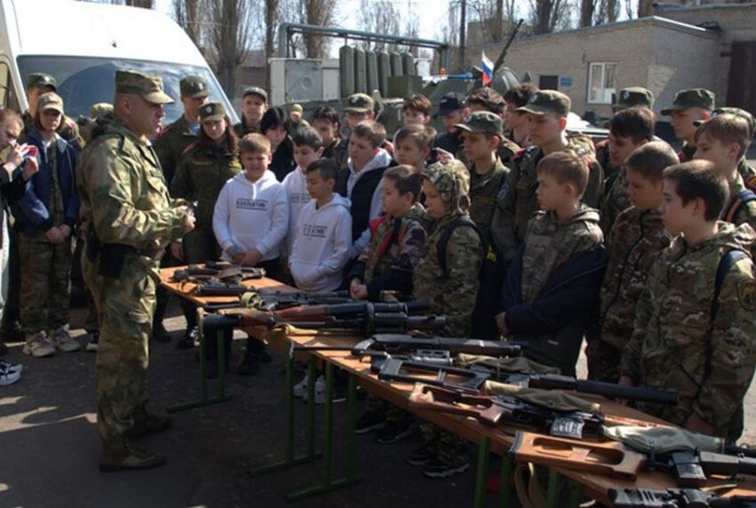 В Воронеже сотрудники спецназа провели «Урок мужества» для кадетов и школьников 