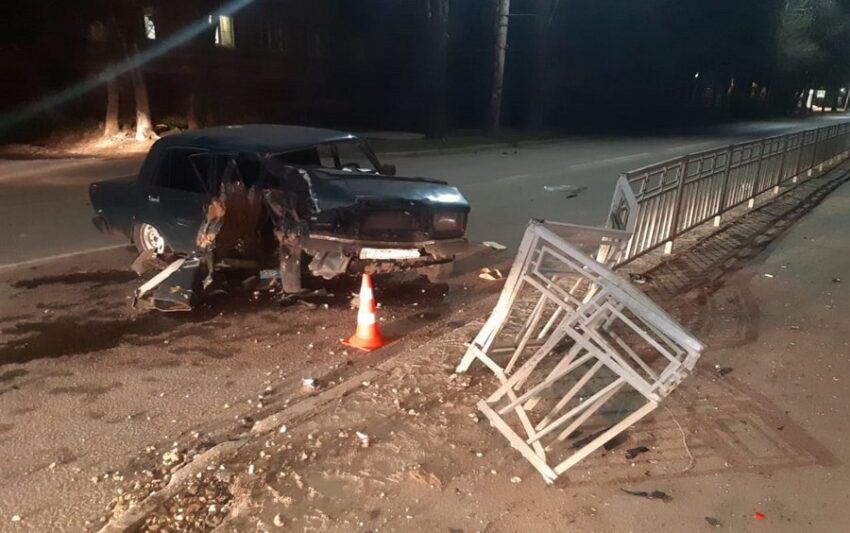 В Воронеже пострадал пассажир врезавшейся в ограждение «семерки»