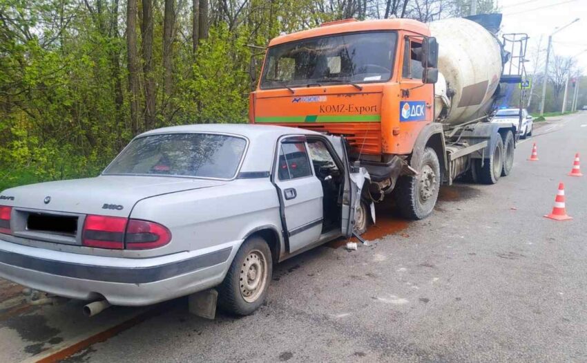 В Воронеже погиб водитель «Волги», въехавшей в бетономешалку