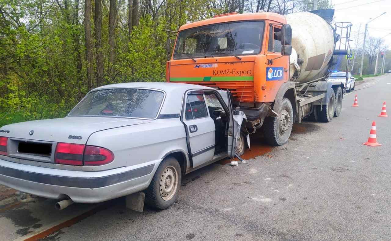 В Воронеже погиб водитель «Волги», въехавшей в бетономешалку - ВестиПК в  Воронеже