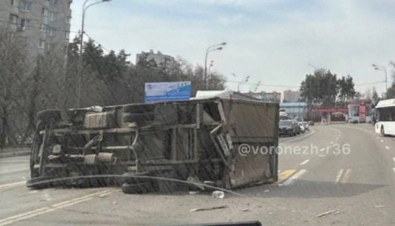 Из-за ДТП с перевернувшимся грузовиком в Воронеже образовалась 5-километровая пробка