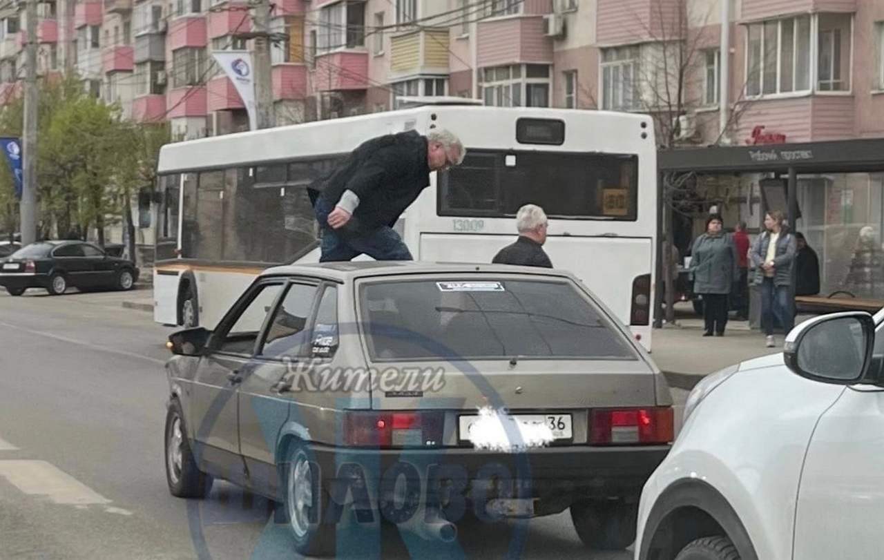 В Воронеже дедушка прошелся по капоту автомобиля, мешающего переходить  дорогу по переходу - ВестиПК в Воронеже