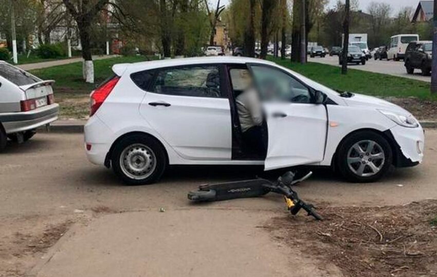 В Воронеже автомобиль сбил электросамокатчика