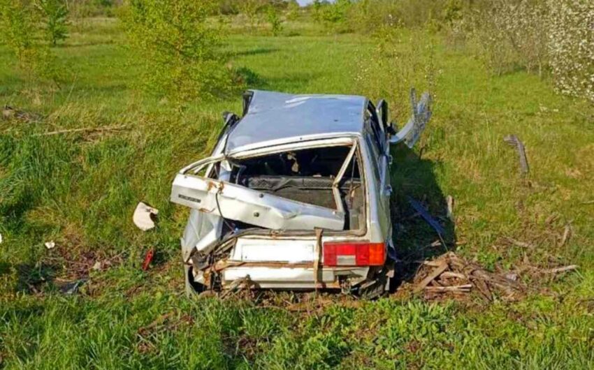 42-летняя женщина пострадала в аварии с перевернувшейся машиной в Воронежской области