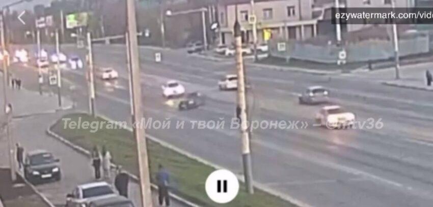 В Воронеже на оживлённую магистраль выехала машина без водителя