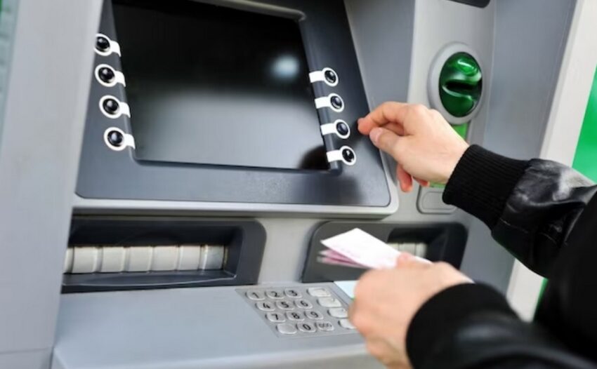 Центробанк России предупредил о мошенниках, которые стали использовать QR-коды для снятия денег с банковских карт