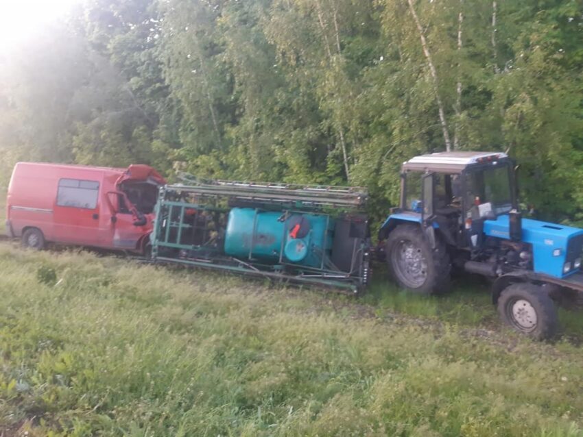 В Воронежской области 35-летний автомобилист попал в больницу после столкновения с трактором