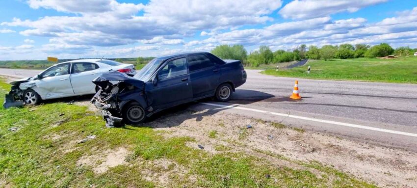 В Воронежской области в аварии с КИА Рио и ВАЗа пострадали оба водителя