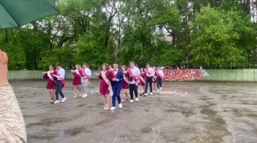 Воронежские школьники станцевали вальс под дождем