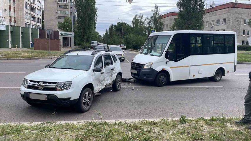 В столкновении «Рено» и маршрутки №20 в Воронеже пострадали две женщины