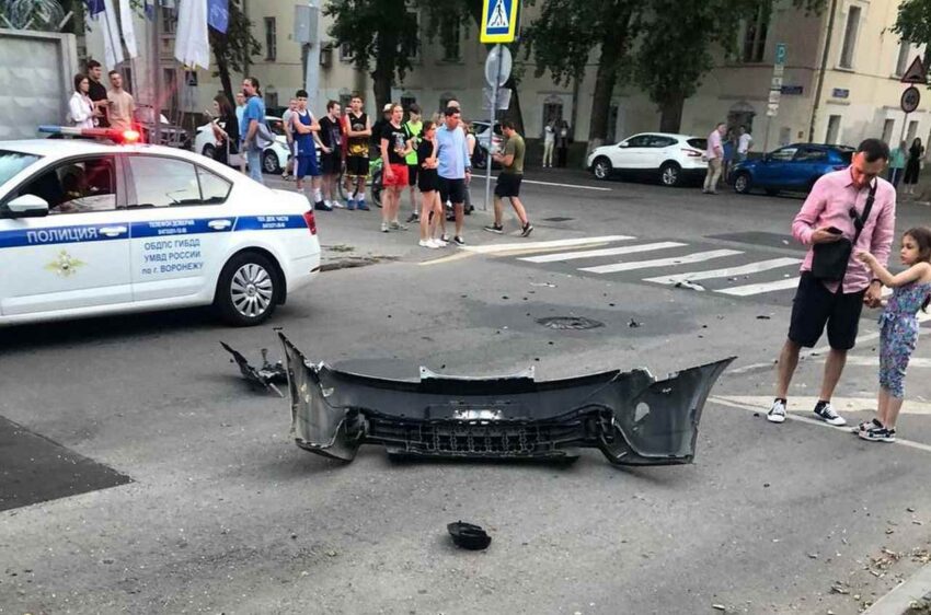 В массовом ДТП с участием 4 машин в центре Воронежа пострадала девушка