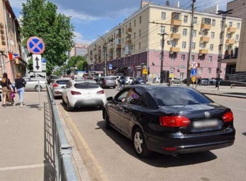 За дерзкую парковку в центре Воронежа автомобилистка выплатит штраф