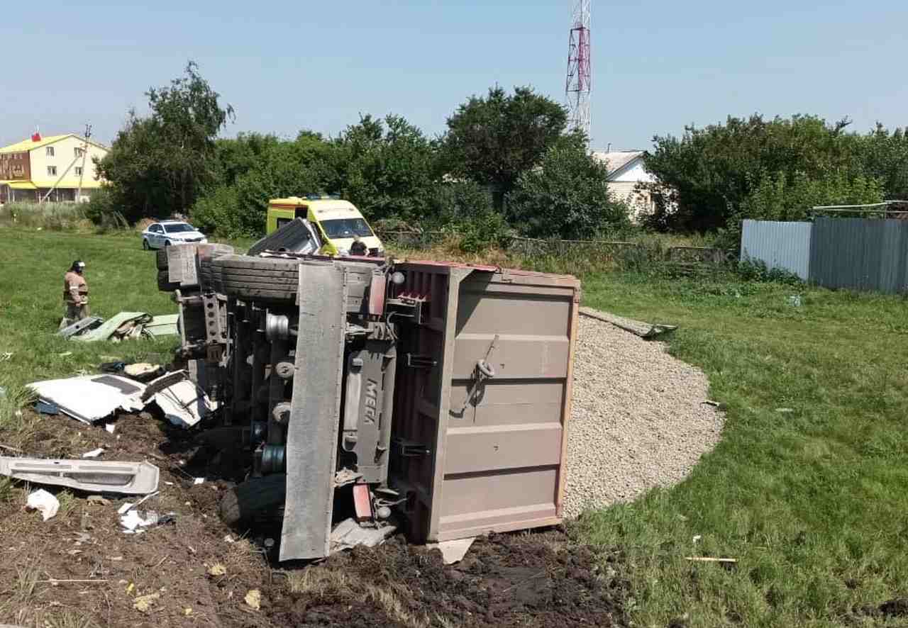 В Воронежской области на трассе М-4 пострадал водитель опрокинувшегося  грузовика - ВестиПК в Воронеже