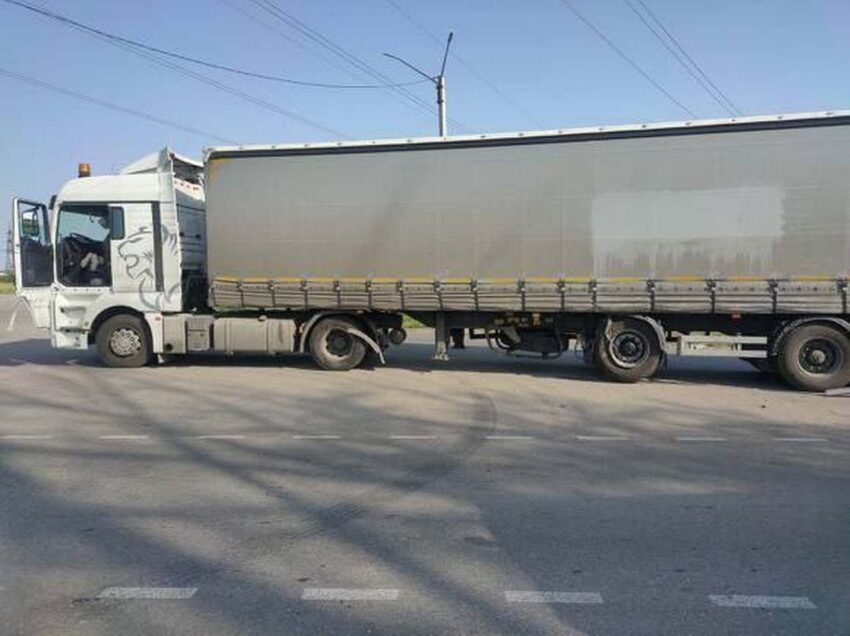 В Воронежской области «Нива» угодила сразу под два грузовика