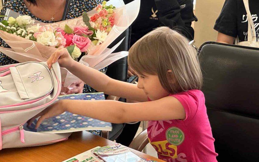 «Единая Россия» в регионе в рамках акции «Собери ребенка в школу» помогает многодетным и семьям участников СВО