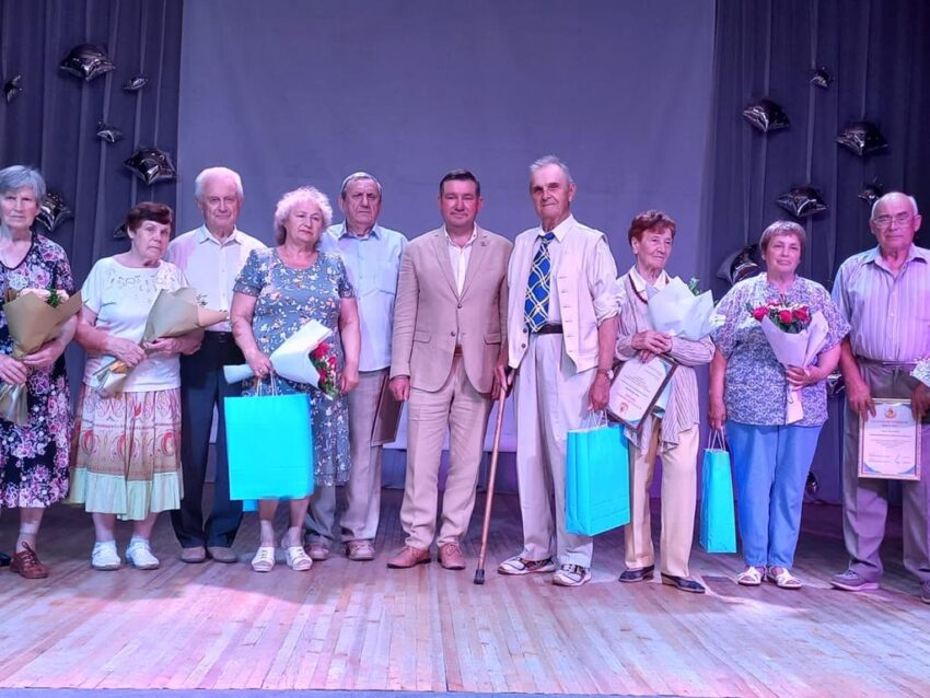 В Воронеже «Единая Россия» поздравила семейные пары с Днем семьи, любви и верности