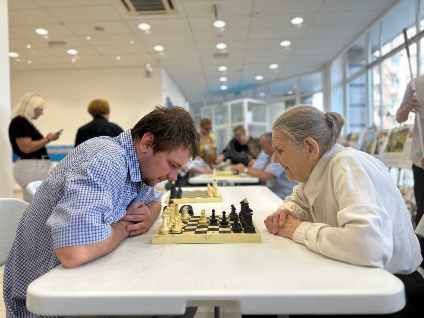 В Штабе общественной поддержки «Единой России» прошел мастер-класс по шахматам для людей с ОВЗ