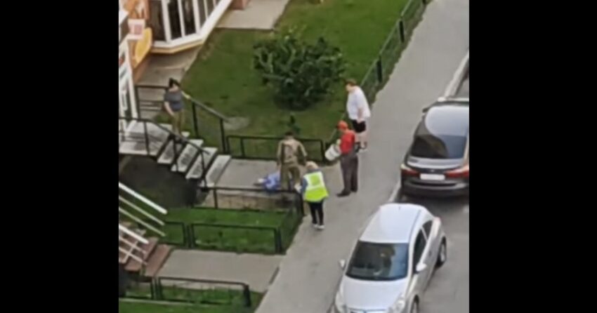 Мужчина в камуфляже избил девушку во дворе многоэтажки в Воронеже