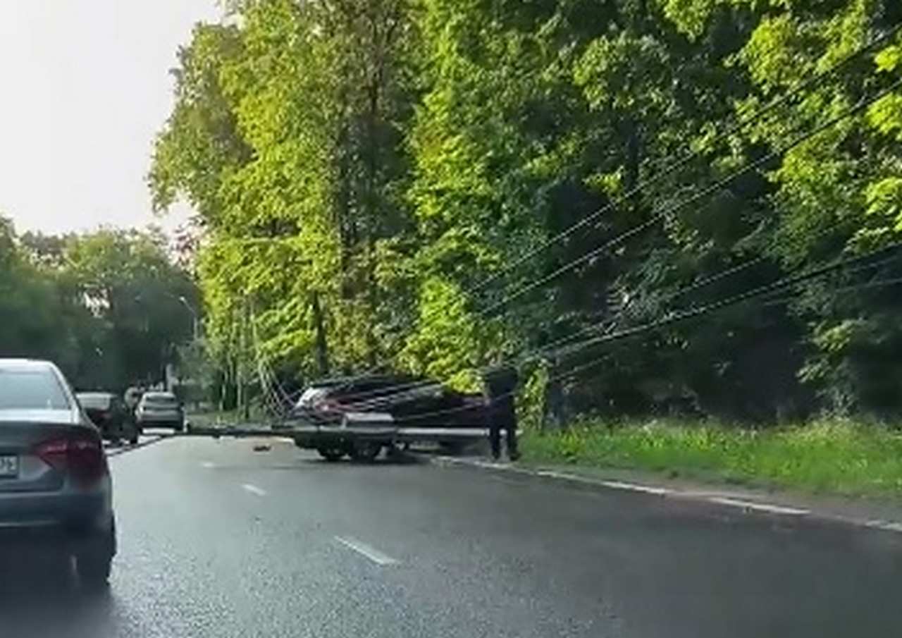 Автомобиль въехал в опору ЛЭП в Воронеже - ВестиПК в Воронеже