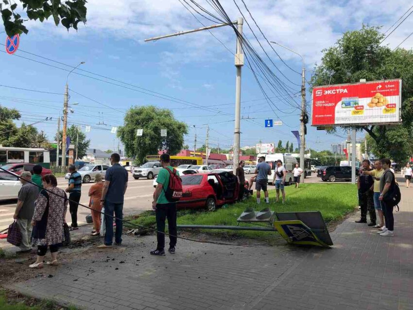 В Воронеже сбитый машиной светофор упал на женщину