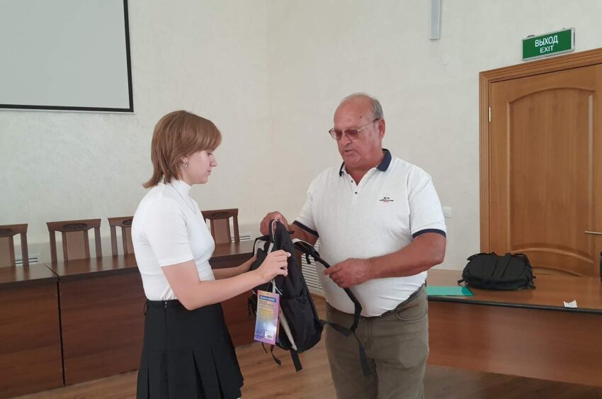 Сенатор Сергей Лукин принял участие в акции Собери ребенка в школу