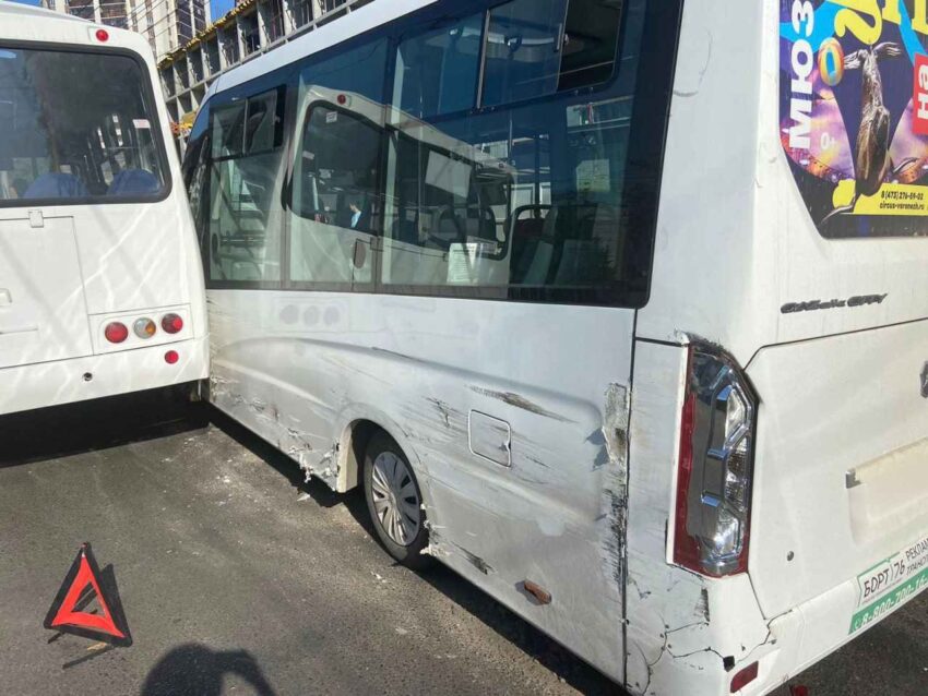В Воронеже в массовом ДТП с двумя маршрутками пострадала пассажирка