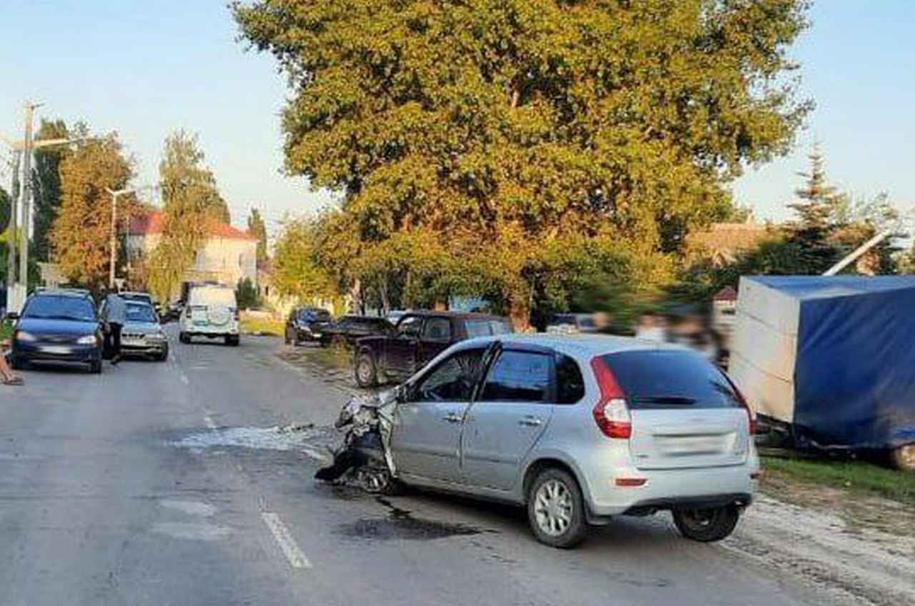 В пьяном ДТП с Lada Kalina и «Нивой» пострадал 37-летний мужчина - ВестиПК  в Воронеже