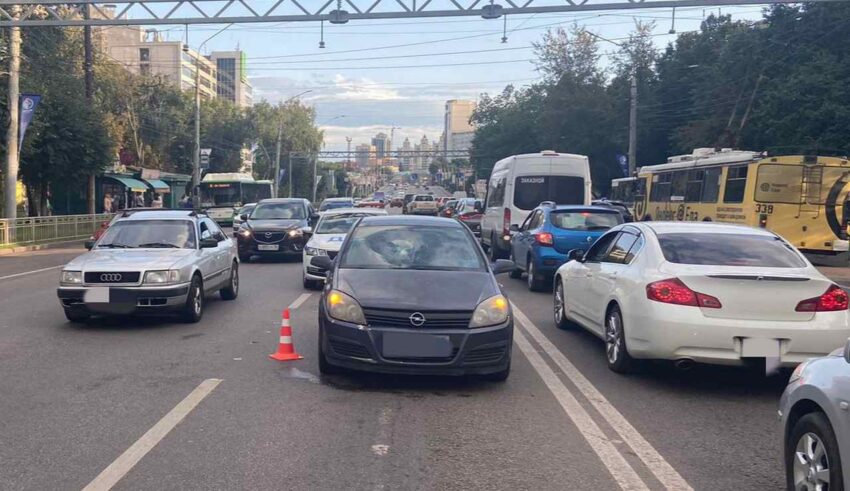 На Московском проспекте Воронежа пострадали два пешехода, после наезда на них Opel Astra