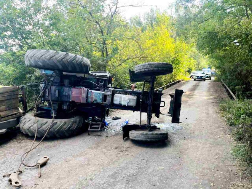 Водитель опрокинувшегося трактора погиб под Воронежем