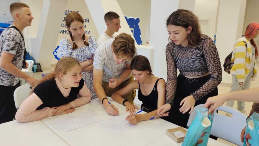 «Единая Россия» организовала экскурсию для школьников во Дворец Ольденбургских