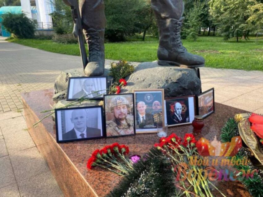 Импровизированный мемориал погибшим командирам ЧВК «Вагнер» создали в Воронеже
