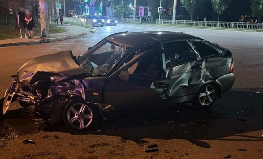 В Воронеже после столкновения «Лады» и такси в больницу попал 20-летний парень