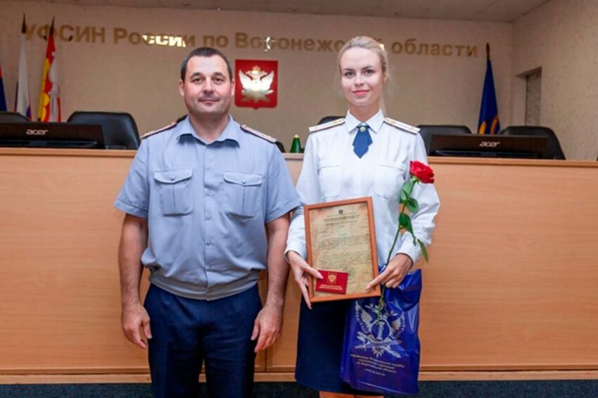 В Воронежской области молодым офицерам УИС вручили удостоверения