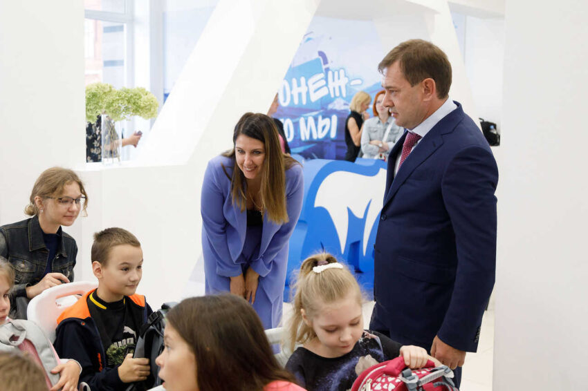 Председатель облдумы Владимир Нетёсов и депутаты регпарламента вручили рюкзаки и канцтовары школьникам из ЛДНР