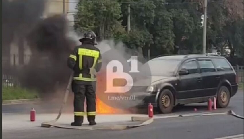 В Воронеже возле педуниверситета утром 19 сентября горела машина